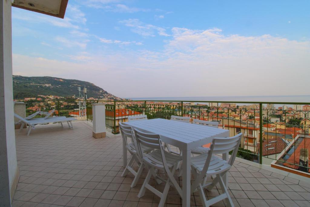 een tafel en stoelen op een balkon met uitzicht bij La terrazza - By Ligooria in Pietra Ligure