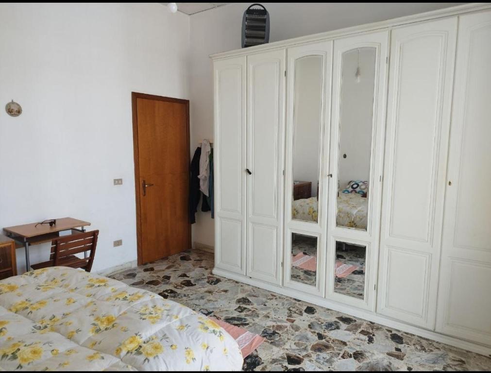 um quarto com uma cama e alguns armários brancos em 1 Room(2 Beds)Messina, Ganzirri em Messina