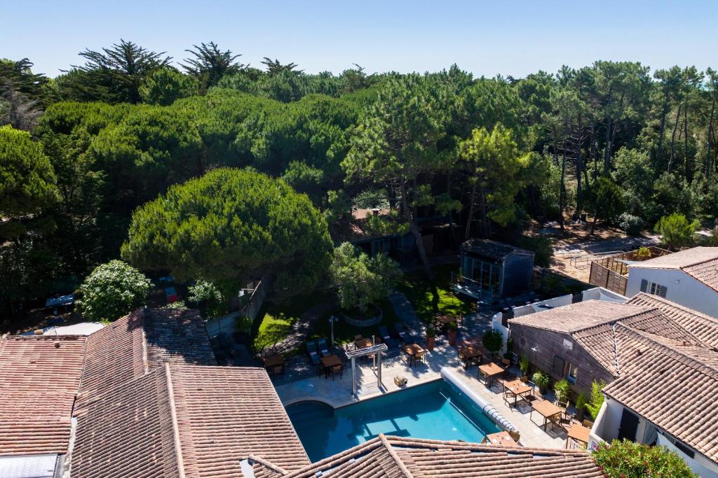 een uitzicht over een zwembad in een resort bij Hôtel Restaurant & Spa Plaisir in Le Bois-Plage-en-Ré