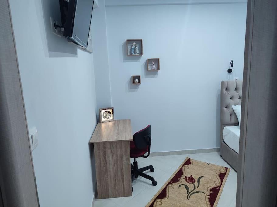 Televízia a/alebo spoločenská miestnosť v ubytovaní Apartment in the Center of Athens