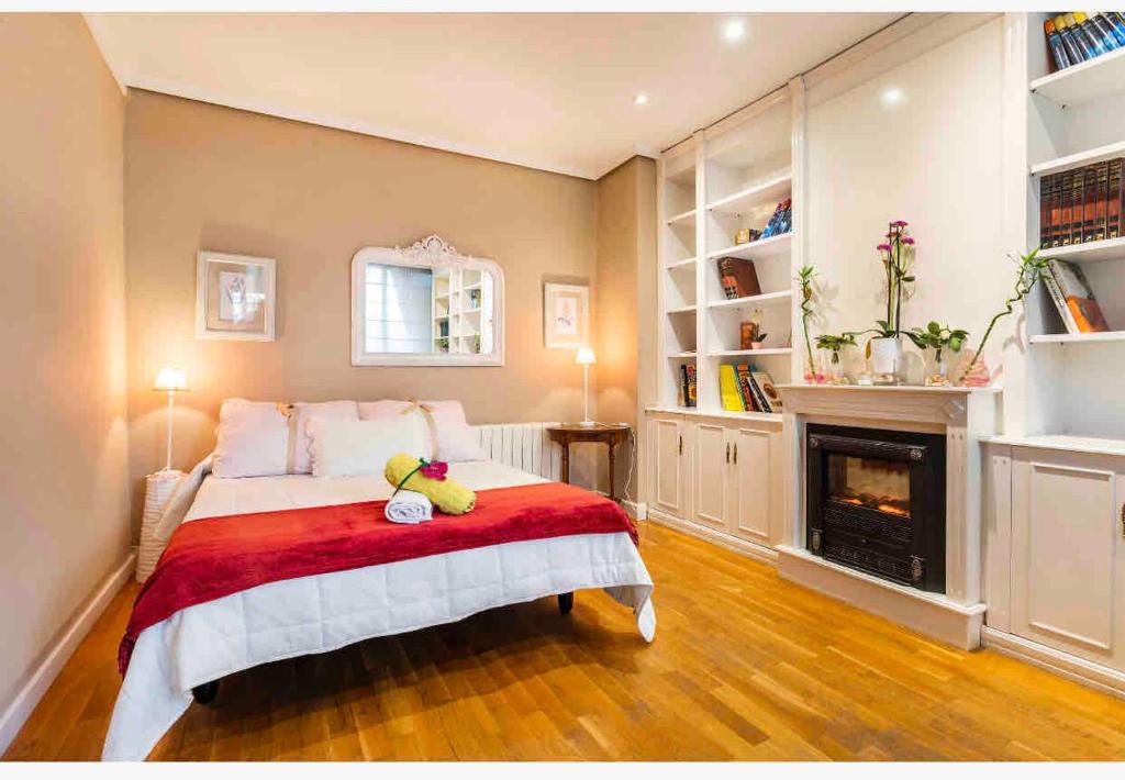 a bedroom with a bed with a teddy bear on it at Habitación Apartamento Suite Papillon in Valencia