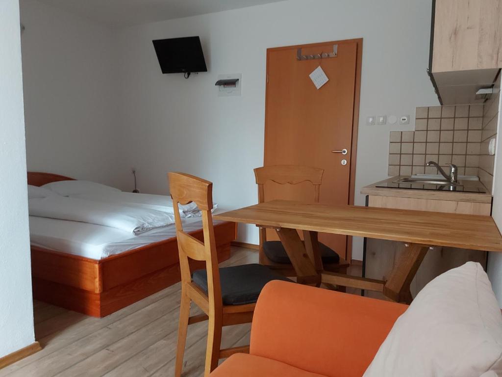 Postel nebo postele na pokoji v ubytování Apartments and Rooms Martuljk