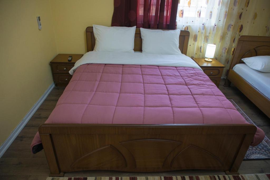 Postel nebo postele na pokoji v ubytování Vila Visi Hotel