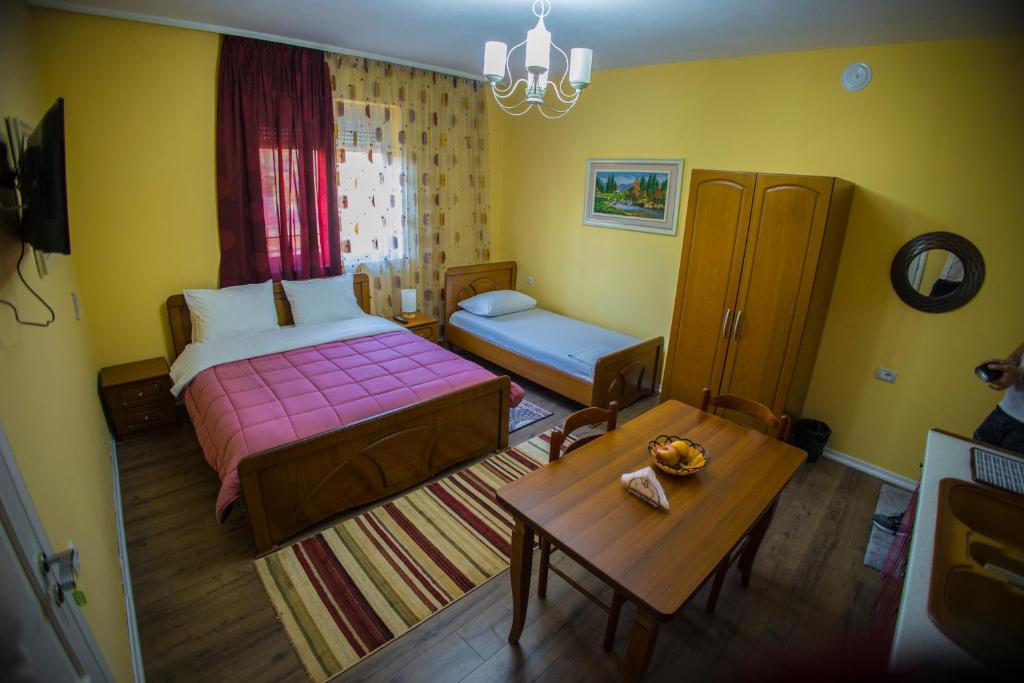 Postel nebo postele na pokoji v ubytování Vila Visi Hotel