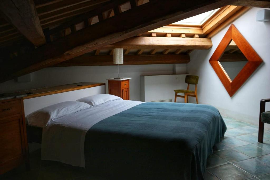 - une chambre avec un lit dans une pièce dotée de plafonds en bois dans l'établissement Monti D'Abruzzo holiday home, à Crecchio