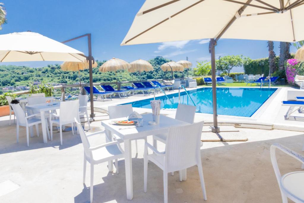Bazén v ubytování Hotel La Luna nebo v jeho okolí