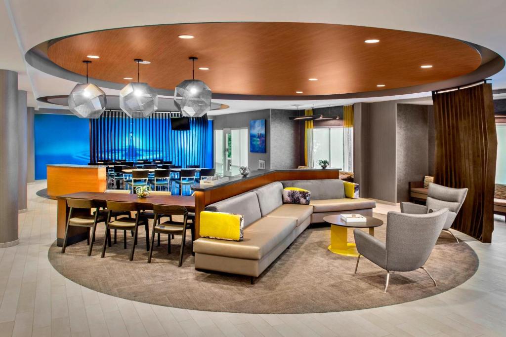 Ο χώρος του lounge ή του μπαρ στο SpringHill Suites Long Island Brookhaven