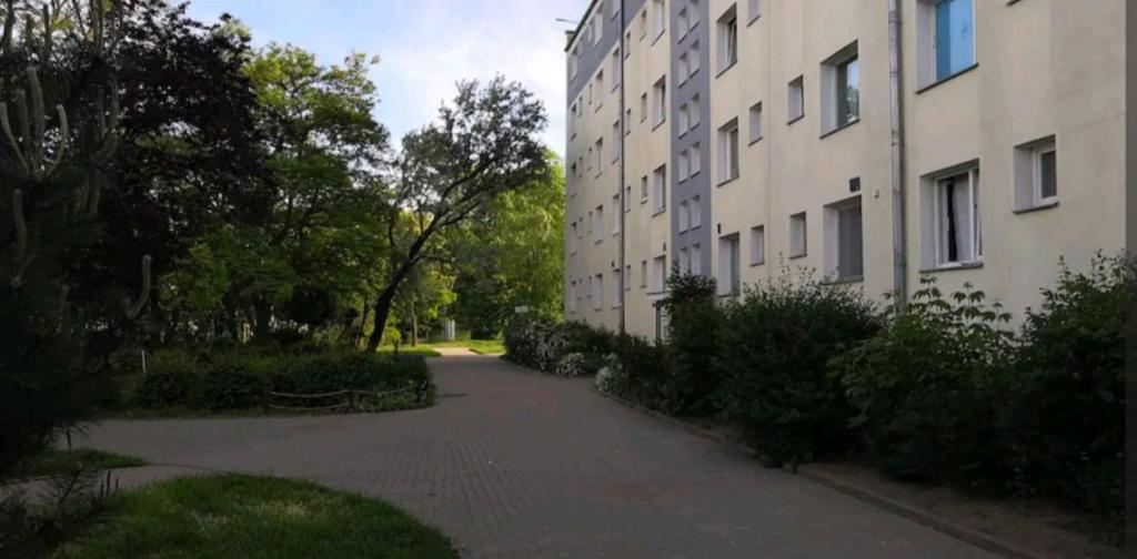 una calle vacía al lado de un edificio alto en Apartament Gdańsk 10 min piechotą od morza en Gdansk