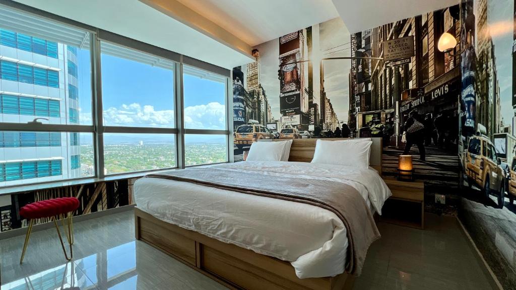 een slaapkamer met een groot bed en een groot raam bij Centaurus Apartment City View Three Beds in Islamabad