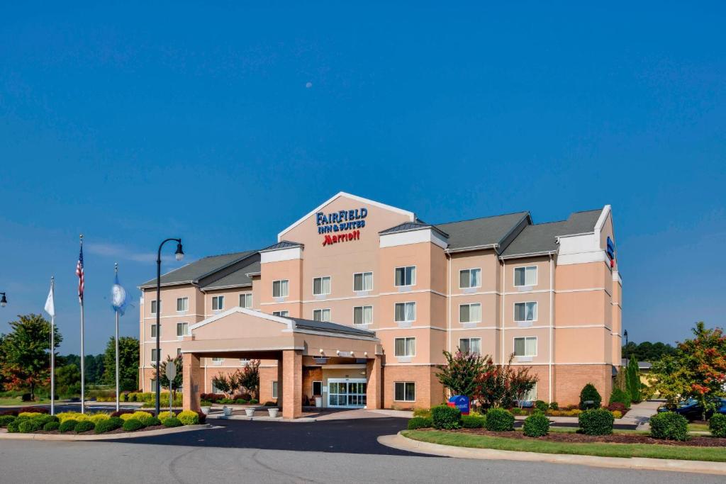 a front view of a hotel at Fairfield Inn and Suites South Hill I-85 in South Hill
