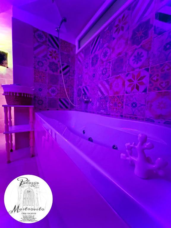 un bagno viola con vasca e giocattolo di Palazzo Mastrovito a Martina Franca
