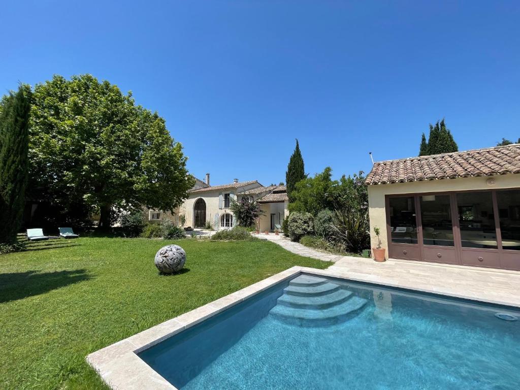 basen w ogrodzie domu w obiekcie MAS MILLÉSIME - Chambre double - petit déjeuner - piscine - Mas du XVIIIème siècle proche Saint-Rémy-de-Provence w mieście Mas blanc des Alpilles