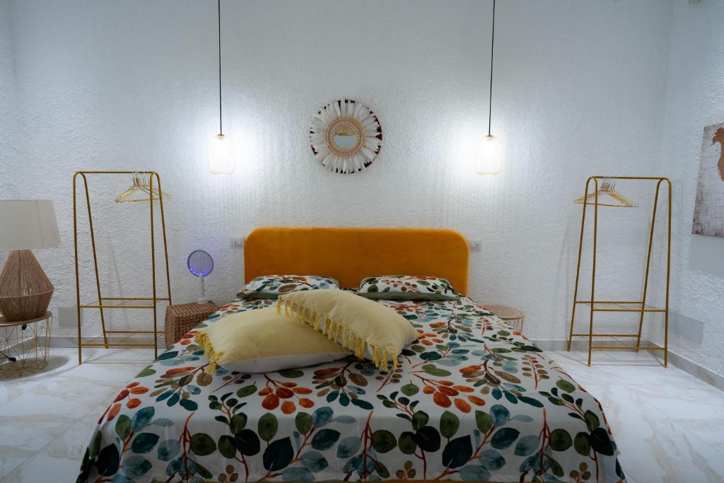 - une chambre avec un lit et une horloge murale dans l'établissement Ischia suite, à Termini Imerese