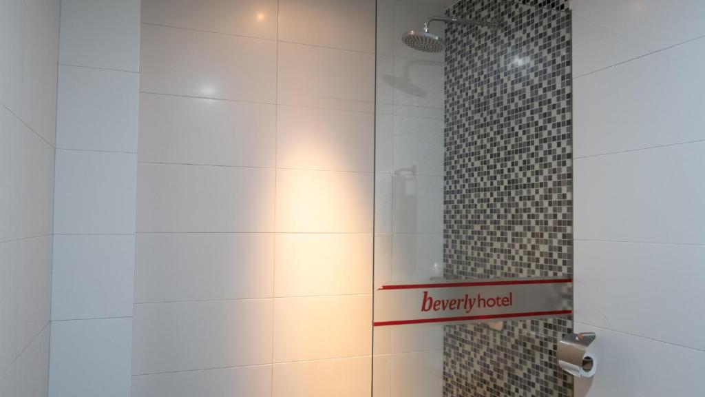 Koupelna v ubytování Beverly Hotel