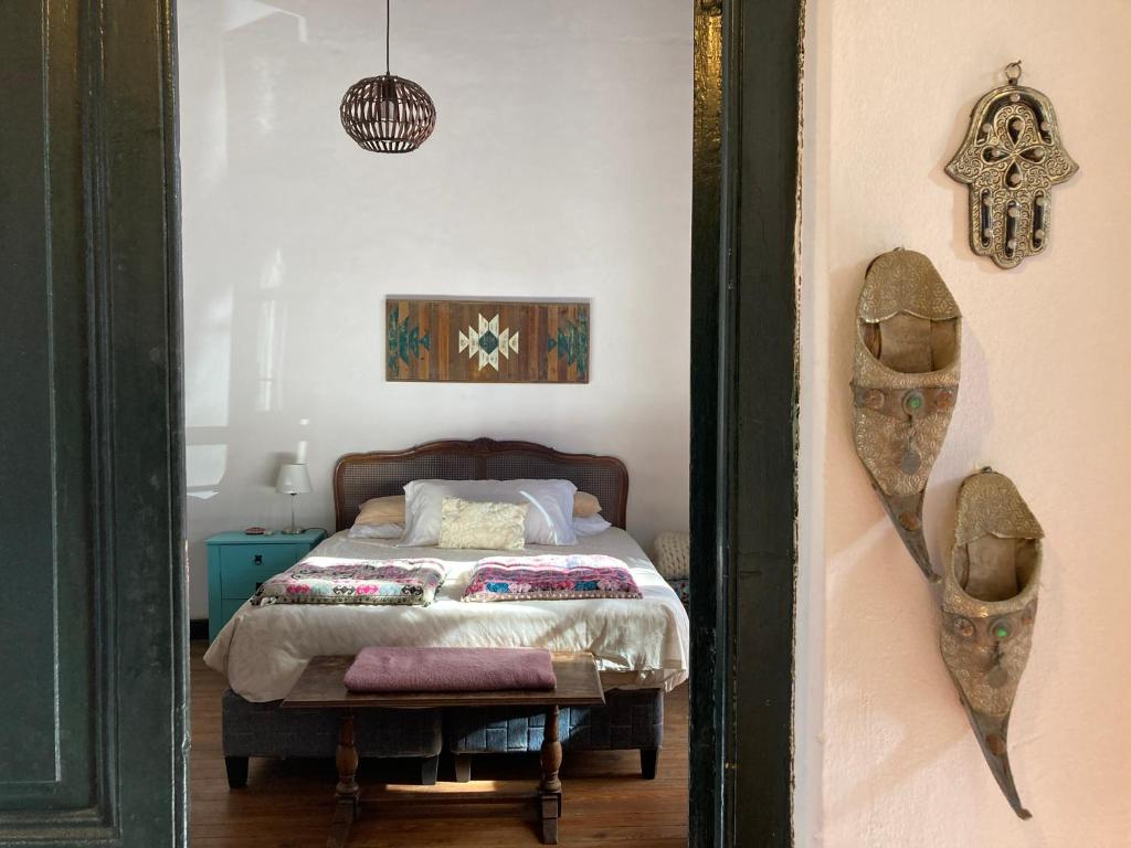 1 dormitorio con 1 cama en una habitación en Rincón Colonial en Colonia del Sacramento