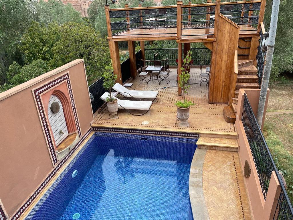 ein Haus mit einem Pool und einer Terrasse mit einem Haus in der Unterkunft Dar Rihana Dadès in Aït Idaïr