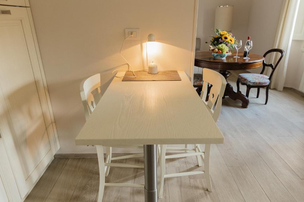 uma mesa branca e cadeiras numa sala de jantar em Firenze House Zanella em Florença
