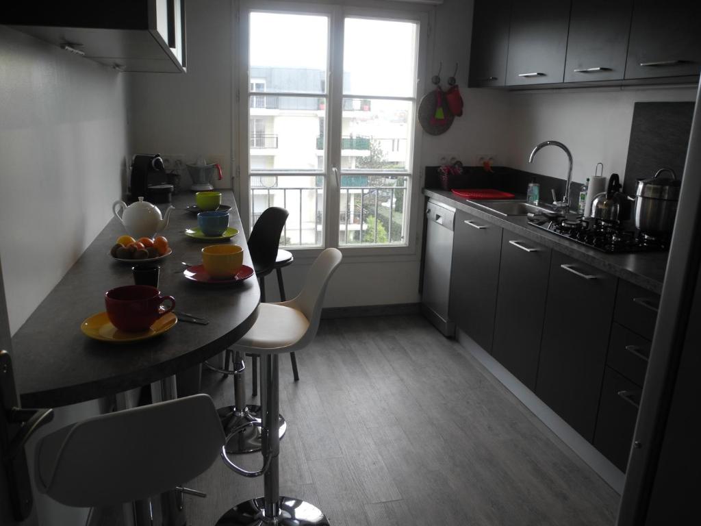 una cucina con tavolo e piatti di frutta di Apt Standing Bordeaux Chartrons a Bordeaux