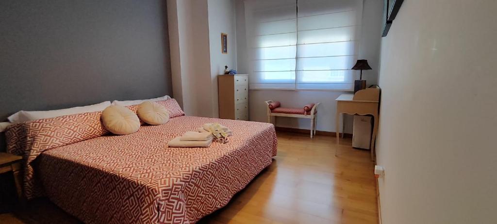ein Schlafzimmer mit einem Bett mit zwei Handtüchern darauf in der Unterkunft Barosa rooms in Barro