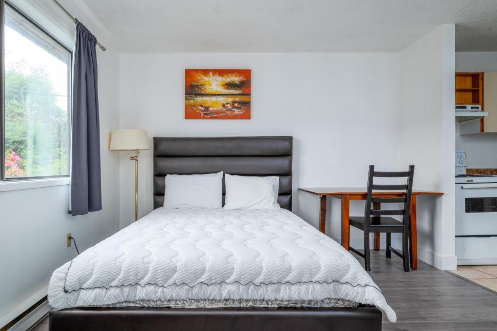 En eller flere senge i et værelse på Croft Inn Motel