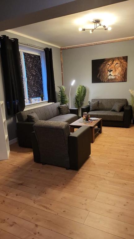 uma sala de estar com dois sofás e uma mesa em Flensburg Süd em Flensburg