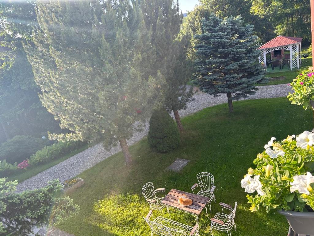Ogród w obiekcie Apartamenty Stokrotka