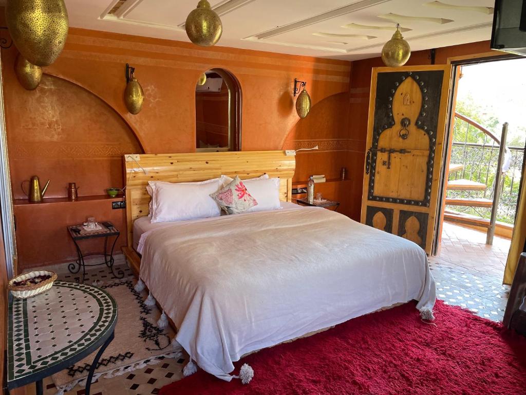 - une chambre avec un grand lit dans l'établissement Dar Rihana Dadès, à Aït Idaïr