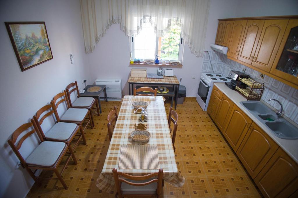 Kuchyň nebo kuchyňský kout v ubytování Vila Visi Hotel