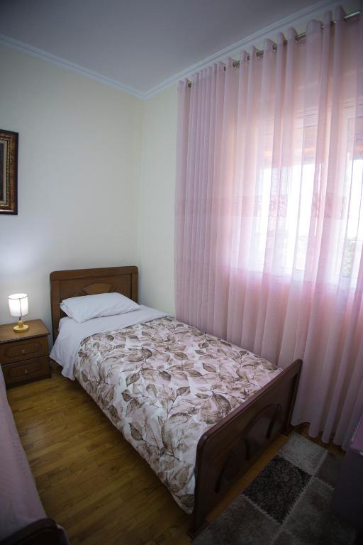 Postel nebo postele na pokoji v ubytování Vila Visi Hotel