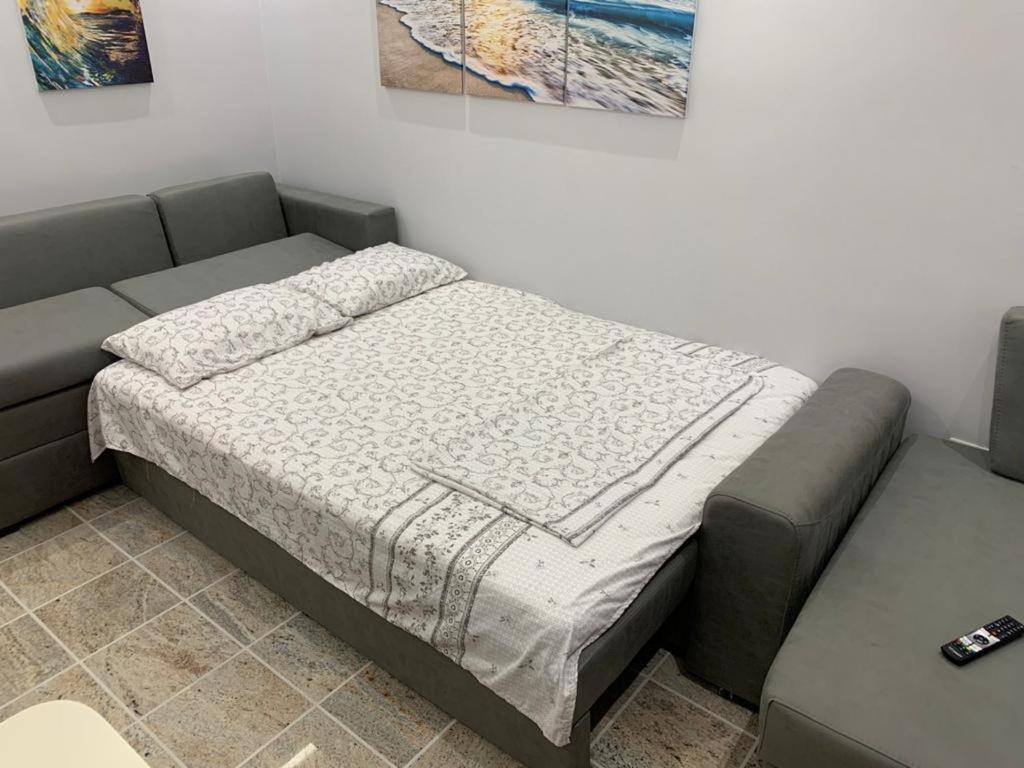 A bed or beds in a room at Fishta Apartments Q5 33