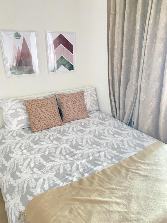 un lit avec deux oreillers dessus dans une chambre dans l'établissement Chambre privée avec petit salon extérieur, à Bordeaux