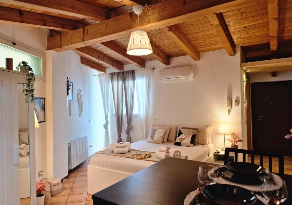 um quarto com uma cama e uma mesa num quarto em Regina Milano in Porta Romana 1 em Milão