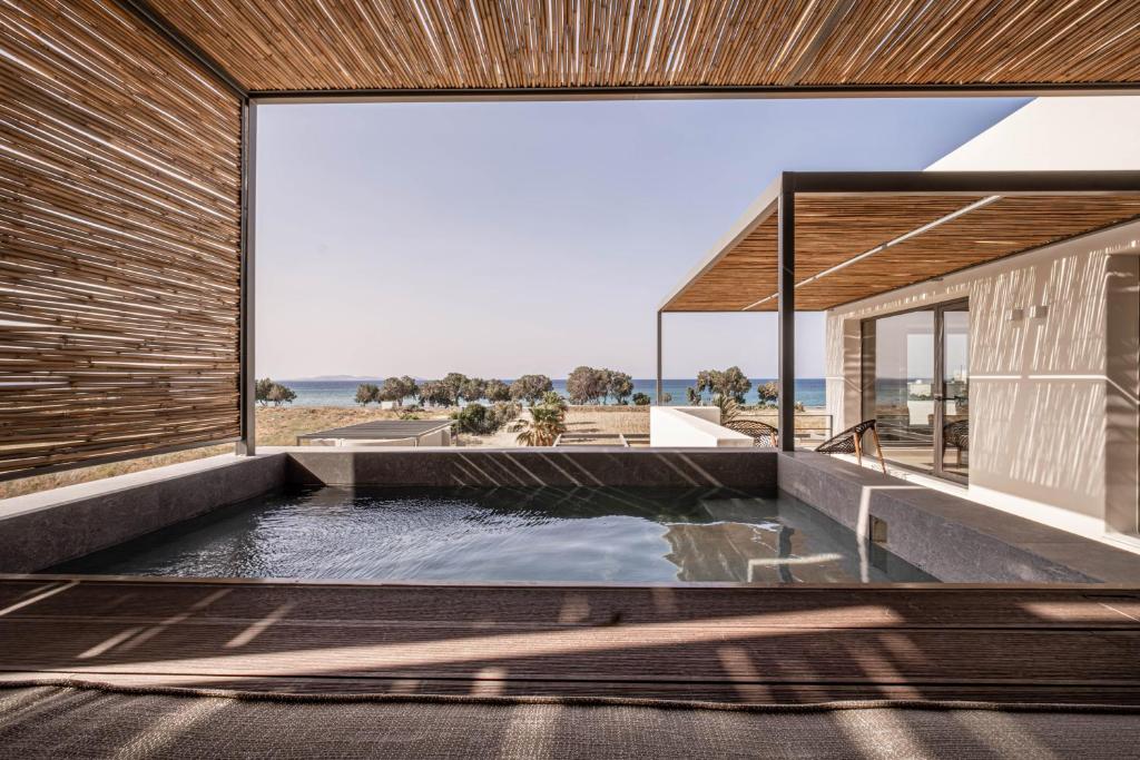 Bazén v ubytování Yenesis Seaside Retreat - Adults only nebo v jeho okolí