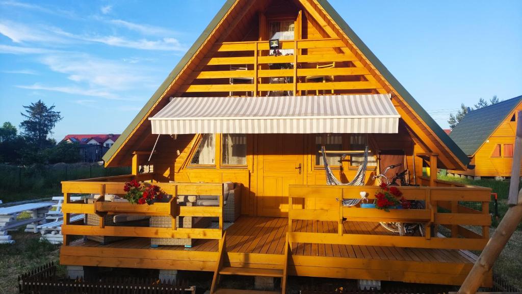 una gran casa amarilla con techo de gambrel en Good Time, en Sasino