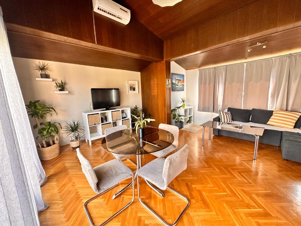 TV a/nebo společenská místnost v ubytování Sea and Lemon Tree apartment
