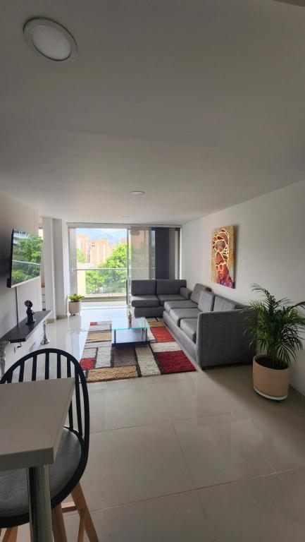 uma sala de estar com um sofá e uma mesa em Apto zion em Medellín