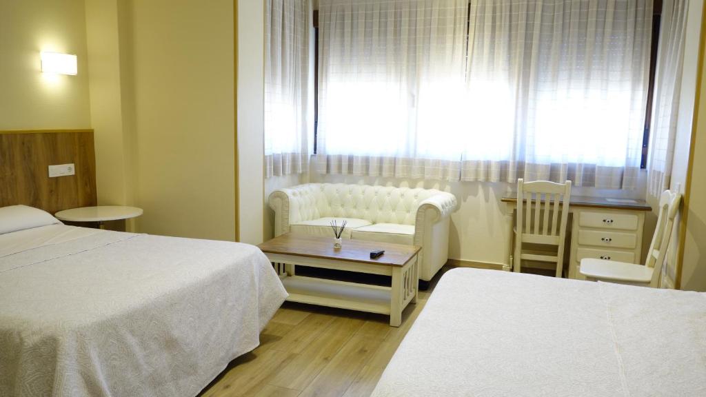 Postel nebo postele na pokoji v ubytování Toledo Plaza