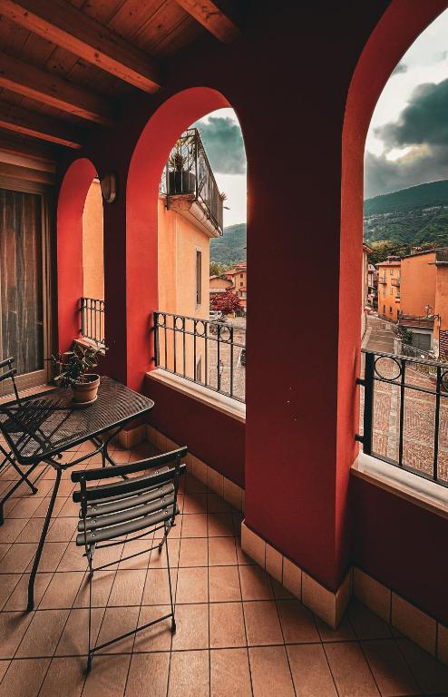 a balcony with a table and chairs on a balcony at Casa Vacanze al Lago P2 in Monasterolo del Castello