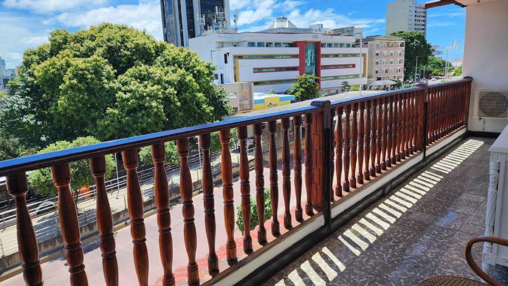 uma varanda com corrimão e vista para a cidade em Hotel M4 Económico Estándar em Cartagena de Indias