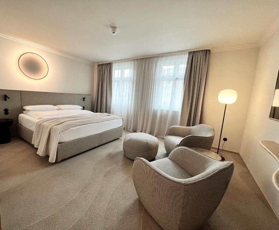 ADELANTE Boutique Hotelにあるベッド