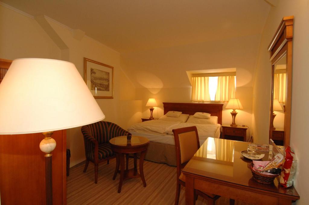 Postel nebo postele na pokoji v ubytování Hotel Romantik Eger