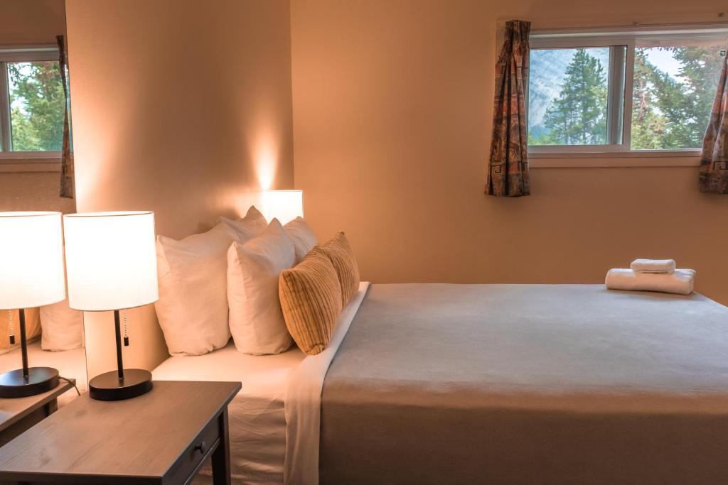 Una cama o camas en una habitación de HI Banff Alpine Centre - Hostel