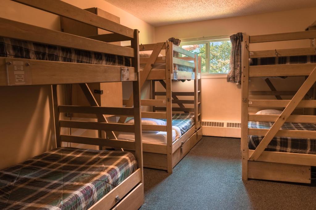Litera o literas en una habitación de HI Banff Alpine Centre - Hostel