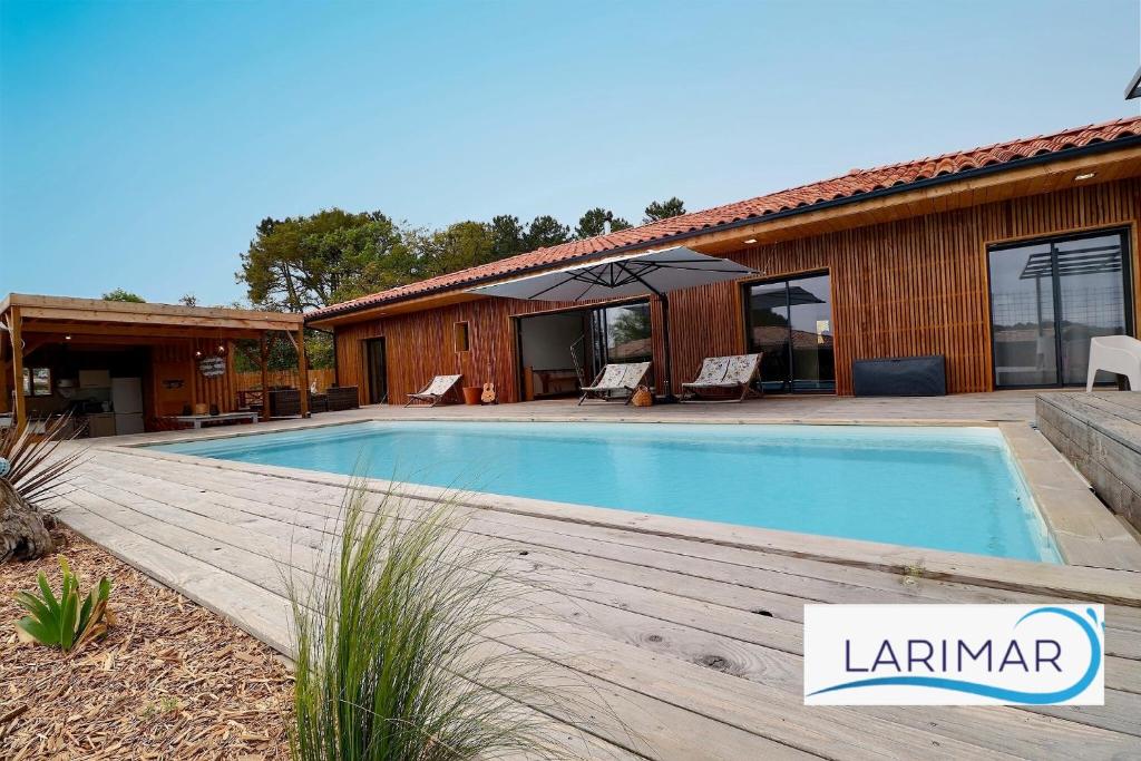uma villa com uma piscina e uma casa em Larimar Chambre d'hote em Léon