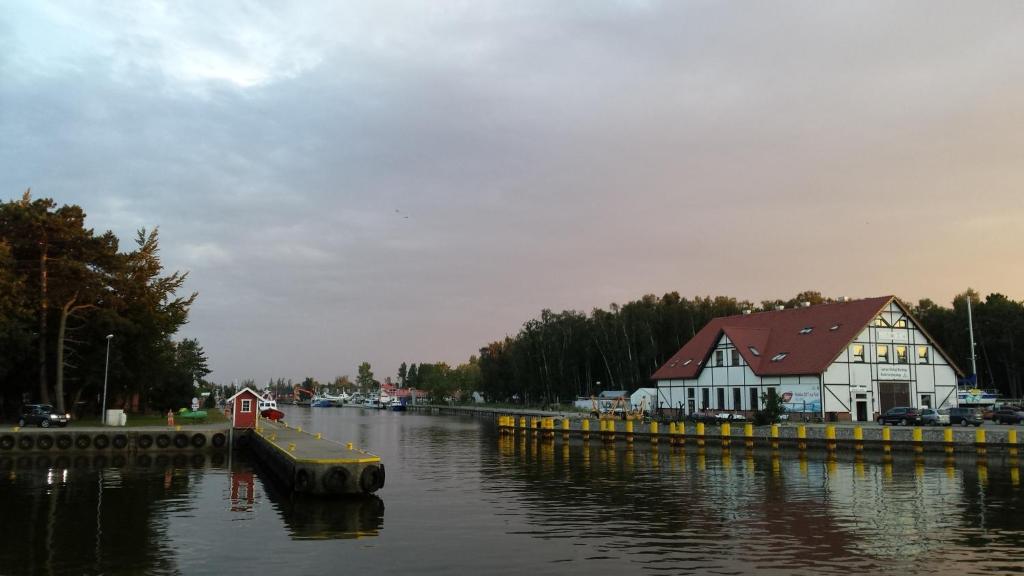 Výhled na řeku, která protéká v blízkosti chaty