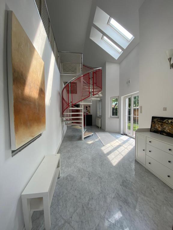 ein Wohnzimmer mit einer Treppe in einem Haus in der Unterkunft Modernes Haus in Parndorf in Parndorf