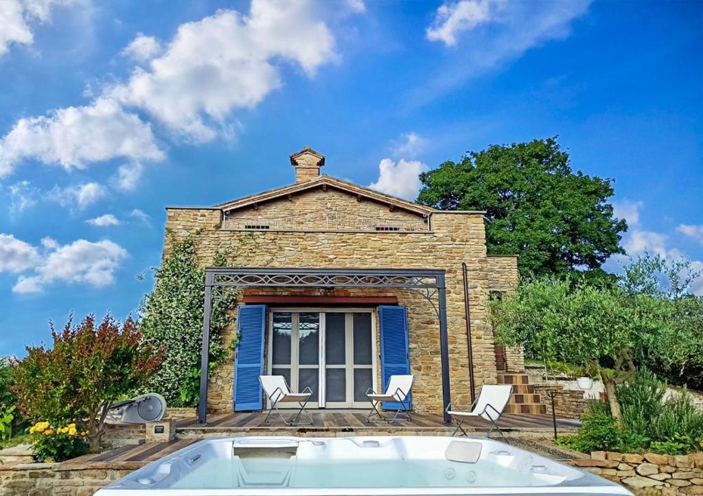una casa in mattoni con una vasca di fronte di Ca' Gulino - Urbino - Villa con Minipiscina in Borgo Antico a Urbino