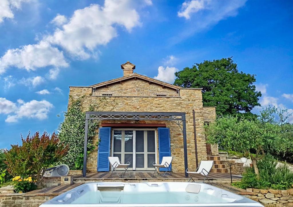 una casa de ladrillo con una bañera delante en Ca' Gulino - Urbino - Villa con Minipiscina in Borgo Antico, en Urbino