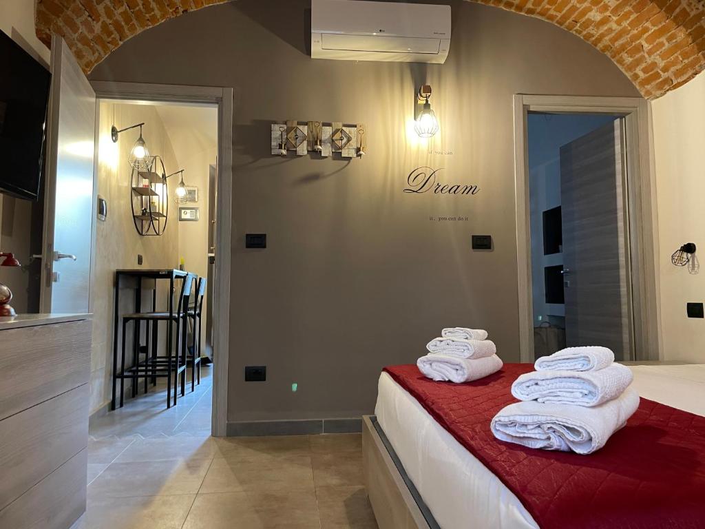 Posteľ alebo postele v izbe v ubytovaní HappyHome Bilocale centro storico Rivarolo Canavese
