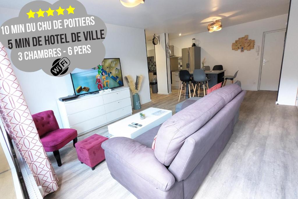 sala de estar con sofá púrpura y sillas rosas en Beau-Jean, Un Cocon Sympa 5 min à Pied du Centre-Ville, Parking Privé, à 10 min du CHU, en Poitiers